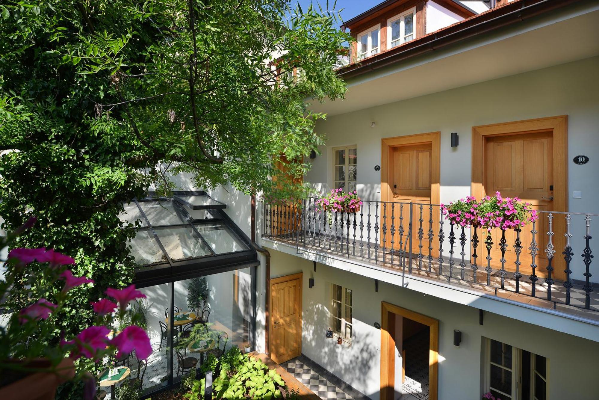 Hotel At The White Lily Prague Exterior photo