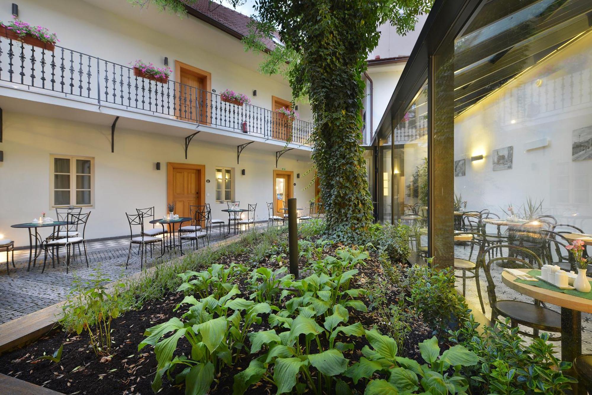 Hotel At The White Lily Prague Exterior photo